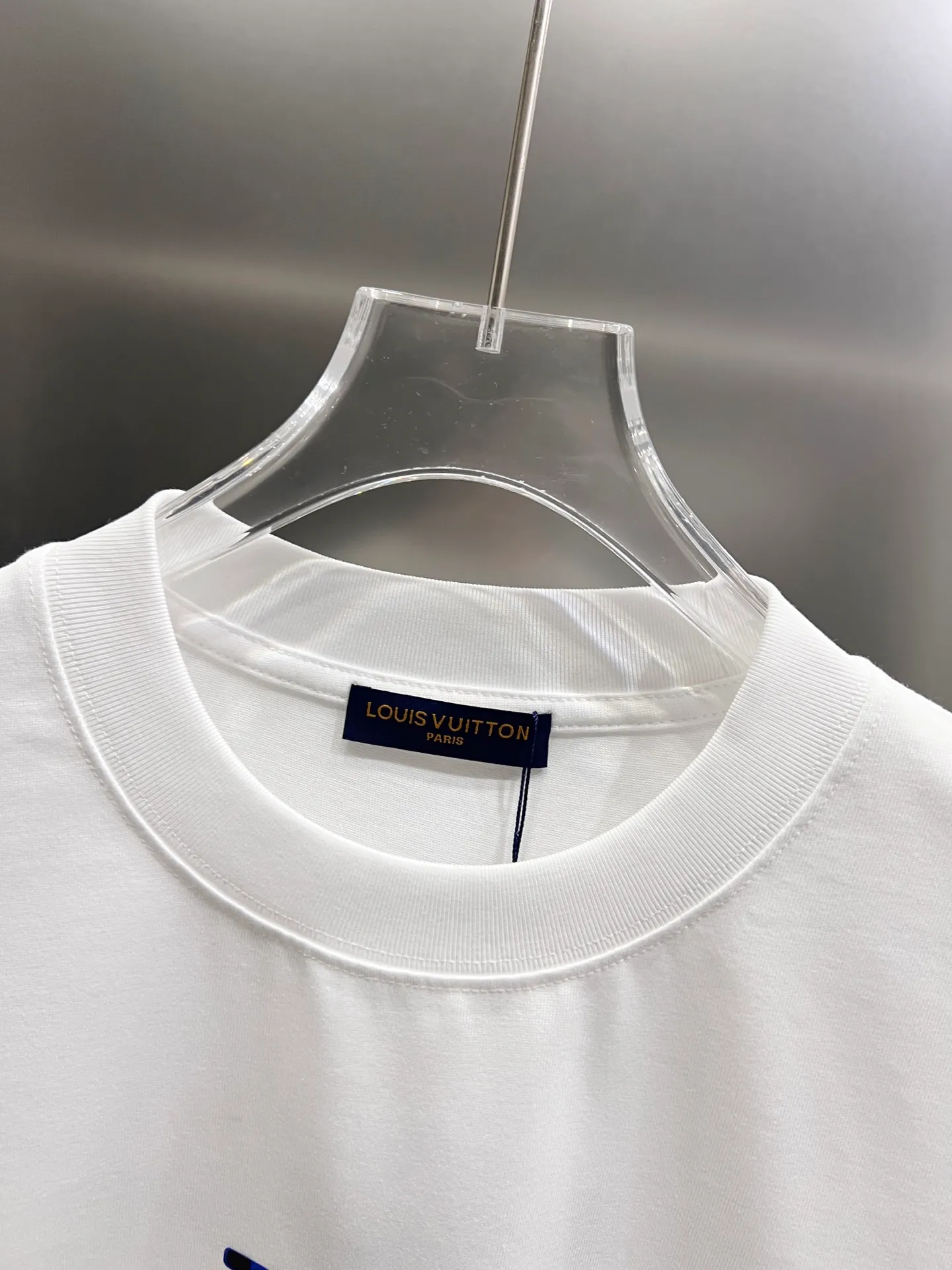 🅿️190 1v Louis* 2025 autumn and winter new style classic letter three-dimensional craft design high-end version! Highly breathable and comfortable, customized double yarn plain cotton fabric. Short-sleeved T-shirt. Same style for men and women. Sizes S M L XL XXL Five sizes black white